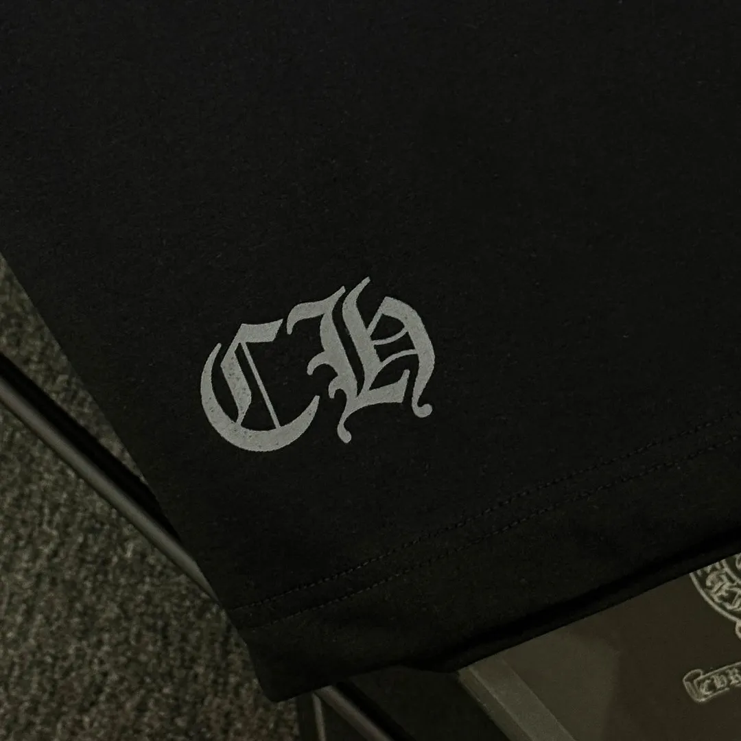 P170 Chrome Hearts 25 high-end versions. The fabric is made of 300 grams of high-density pure cotton. It does not deform or shrink. It has three labels. It is the same style for men and women. Technology: suede foaming + digital printing. Color: white, black. SIZE: S-XL.